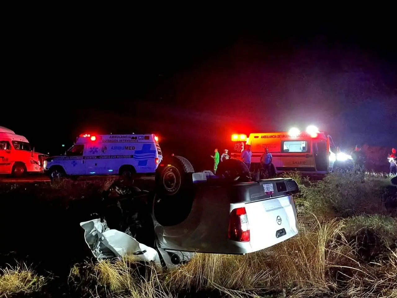 Chocan de frente patrulla y automóvil particular en la Autopista Siglo XXI