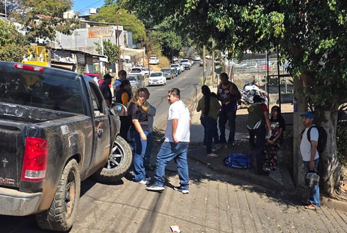Chocan dos camionetas en el Libramiento Sur de Tacámbaro; sólo hay daños materiales