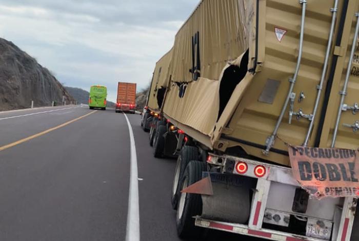 Chocan dos tractocamiones en la autopista Siglo XXI; no se reportan lesionados