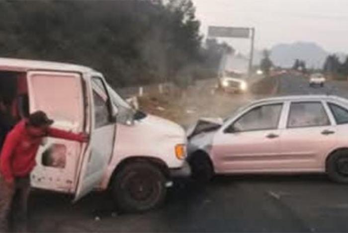 Chocan dos vehículos en la carretera Morelia-Pátzcuaro, en el retorno de Lagunillas