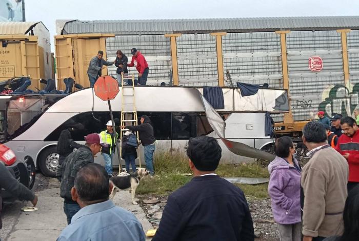Chocan ferrocarril y autobús en Edomex: ocho muertos y 45 heridos