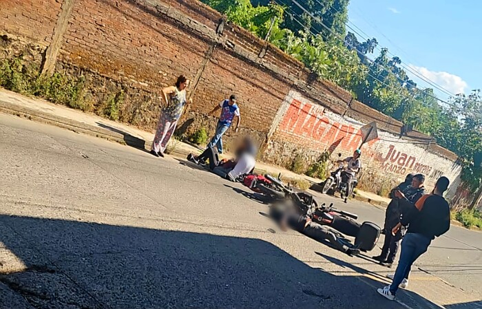 Chocan motos en el Barrio de San Pedro; hay 3 heridos