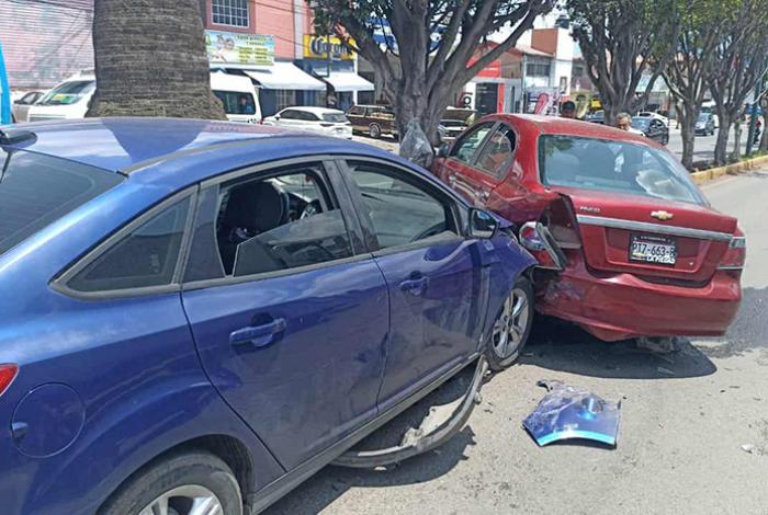 Chocan por alcance dos coches en el Periférico de Morelia, a la altura de Manantiales
