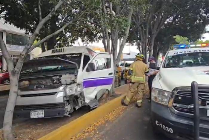 Chocan taxi y una Ruta Morada en Calzada La Huerta, Morelia; hay 4 heridos