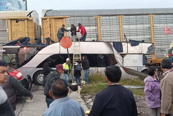 Chofer de autobús intenta ganarle al tren en Edomex; hay 9 muertos y 41 heridos