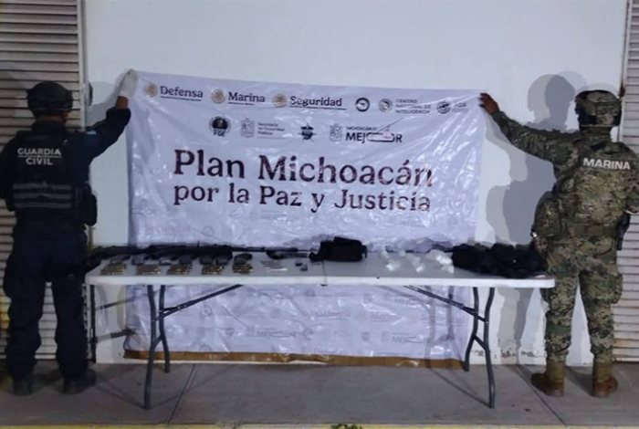 Chofer de camioneta huye de la Policía y deja abandonas armas de fuego y droga, en LC