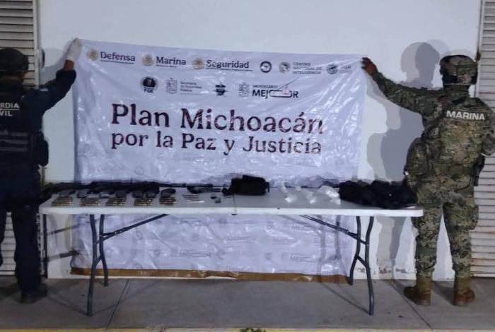 Chofer de camioneta huye y deja abandonas armas de fuego y droga