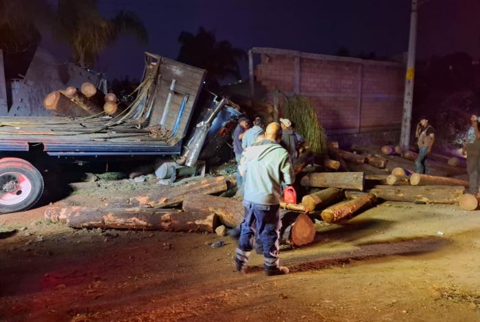 Chofer de torton pierde el control de la unidad y vuelca