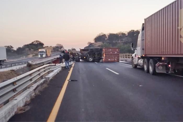Chofer de tráiler muere tras chocar en la Autopista de Occidente; la cabina quedó suspendida al vacío