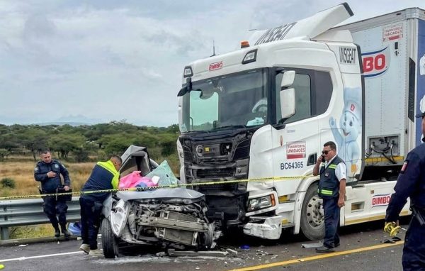 Choque contra tráiler de Bimbo cobra la vida de un automovilista en La Piedad