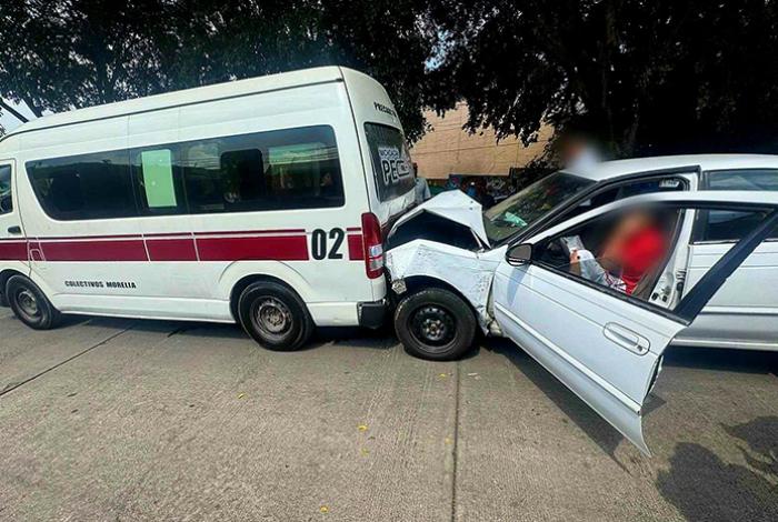Choque de auto contra combi Ruta Guinda deja varios heridos al sur de Morelia