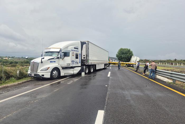 Choque de camiones en la Autopista de Occidente provoca caos vial
