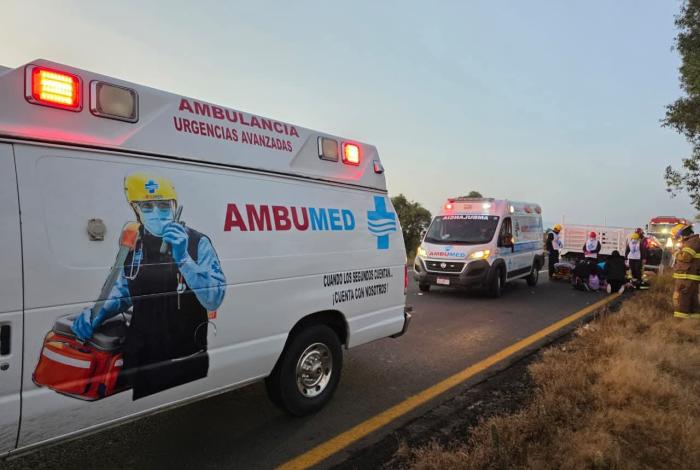 Choque de camioneta contra árbol deja 4 heridos en la Morelia-Pátzcuaro