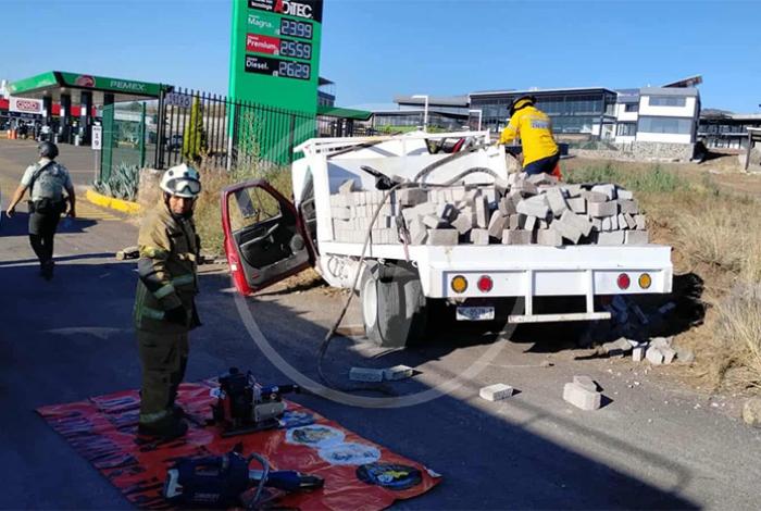 Choque de camioneta materialista deja un herido en la Morelia-Pátzcuaro