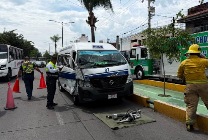 Choque de combi contra camión en Zamora deja 4 mujeres lesionadas