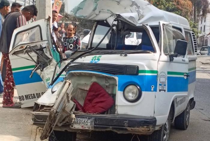 Choque de combi del servicio público contra poste deja siete heridos, en Zitácuaro
