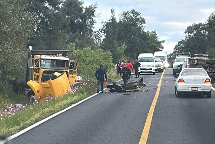 Choque de frente deja 3 personas fallecidas, en la carretera Uruapan-Paracho