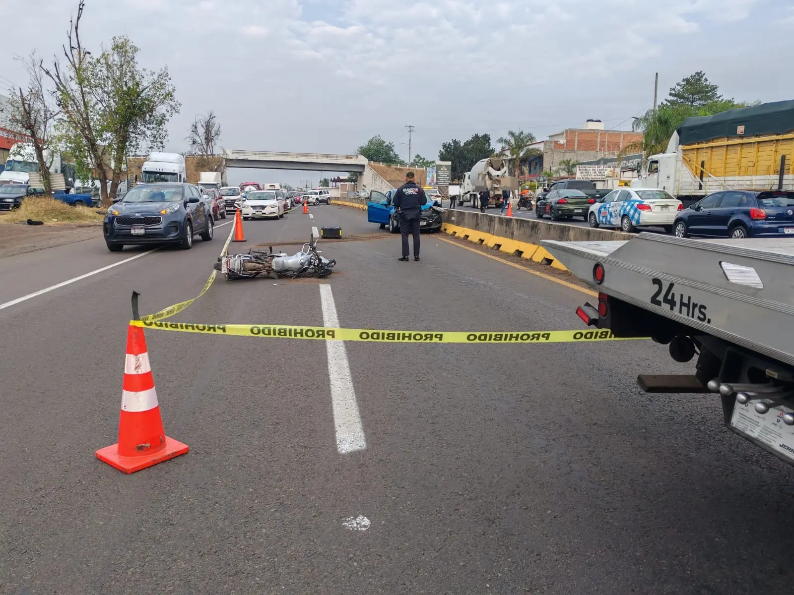 Choque de moto y auto deja un muerto al sur de Morelia