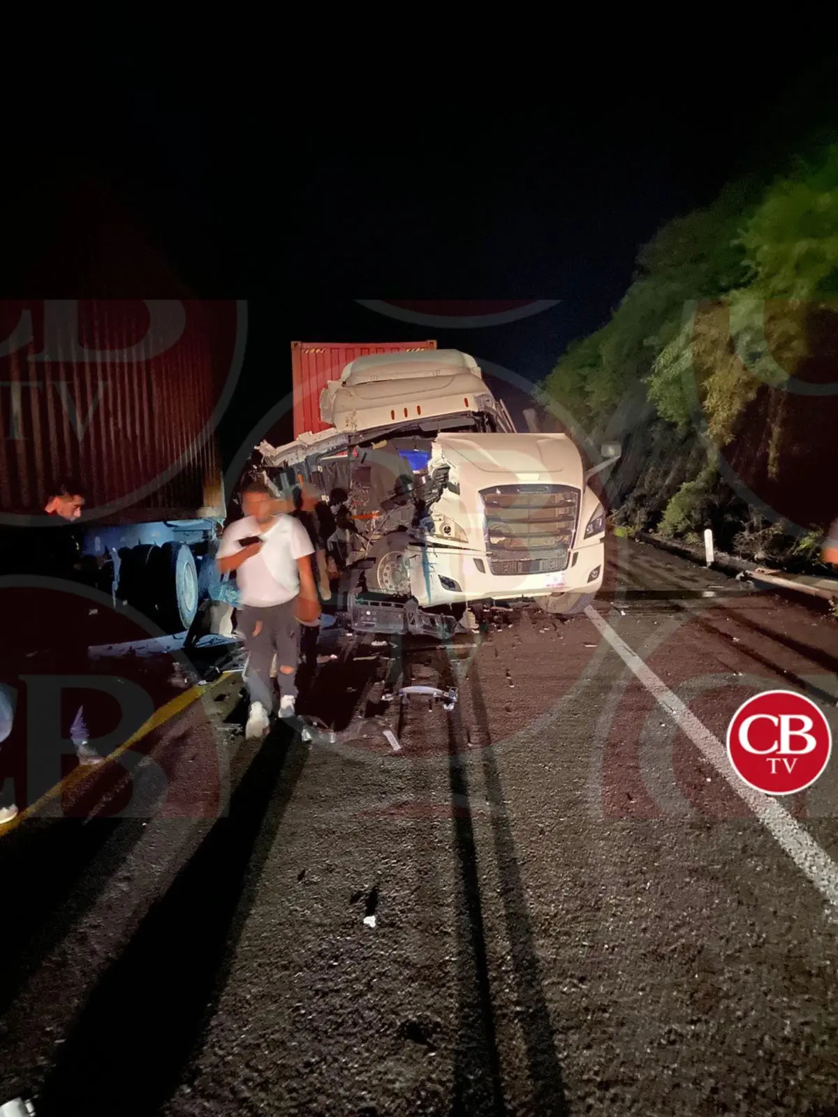 Choque de tráileres genera el cierre de la Siglo XXI