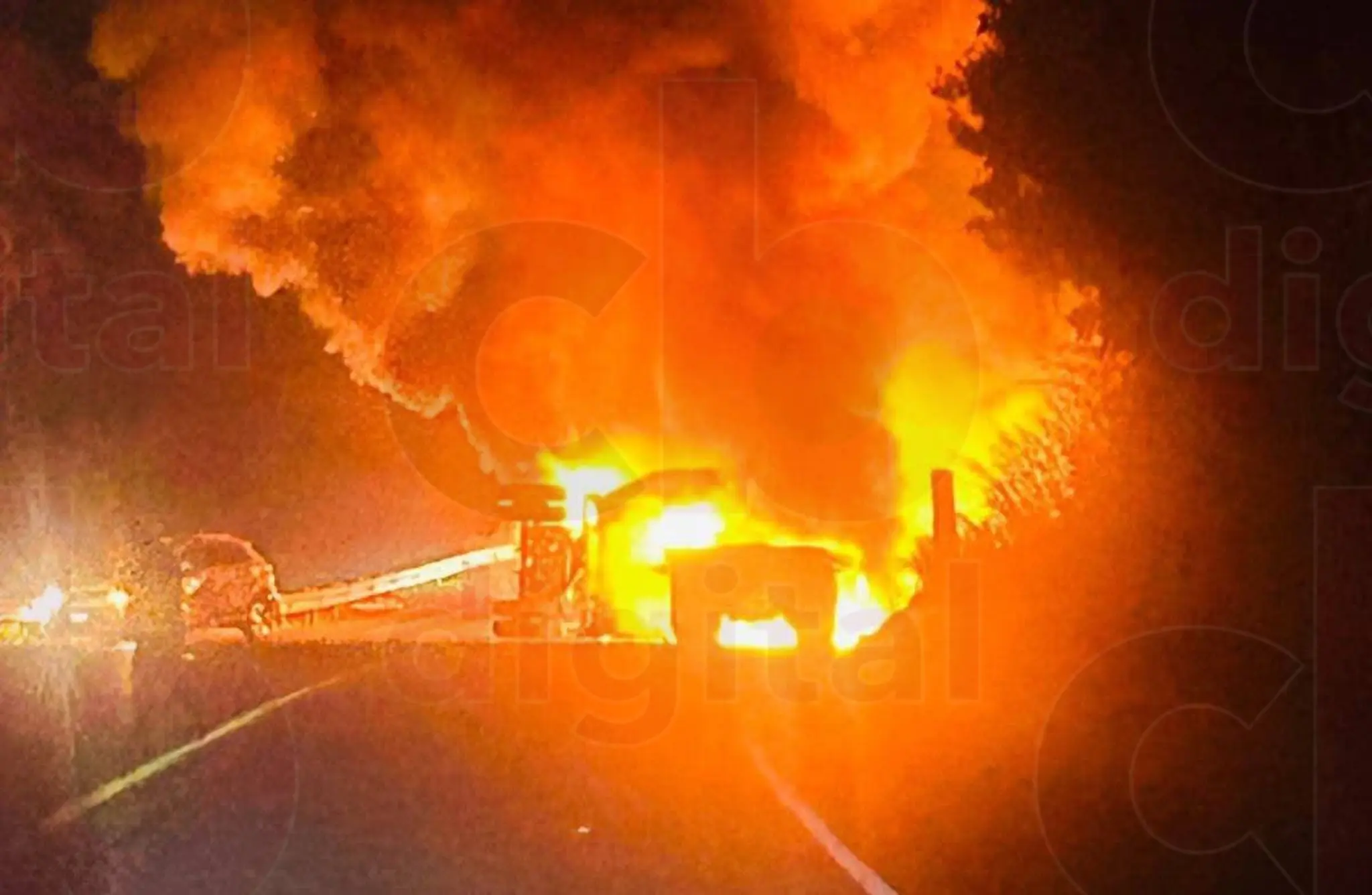 Choque e incendio en la Siglo XXI deja un muerto y tres heridos; cierran autopista en el km 285