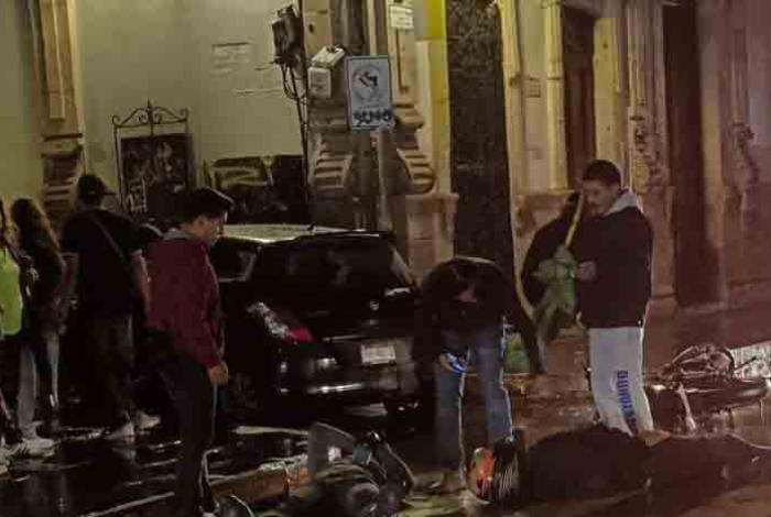 Choque entre auto y moto deja 2 lastimados en el Centro Histórico de Morelia