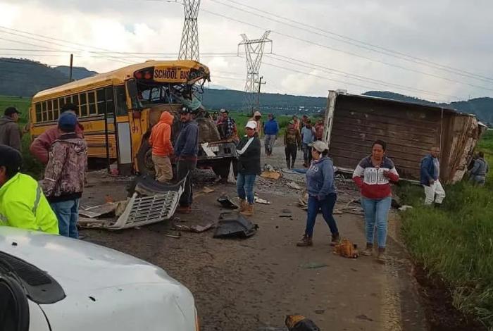 Choque entre autobús de jornaleros y troton deja 10 heridos en Purépero
