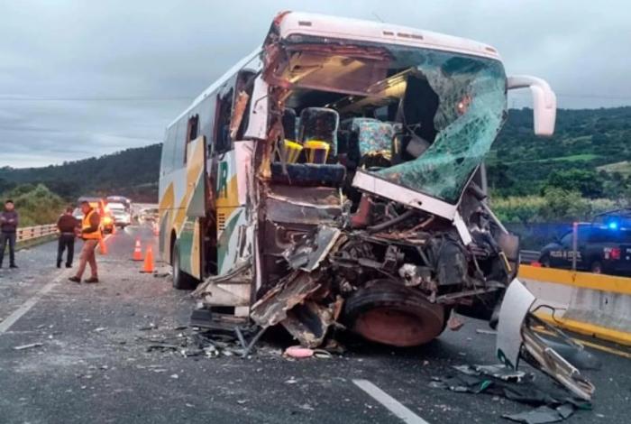 Choque entre autobús y tráiler en la México-Cuautla deja 15 heridos en Tepetlixpa