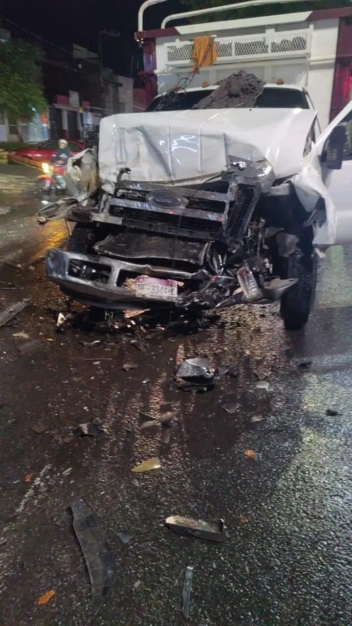 Choque entre camión urbano y camioneta deja tres lesionados en Uruapan