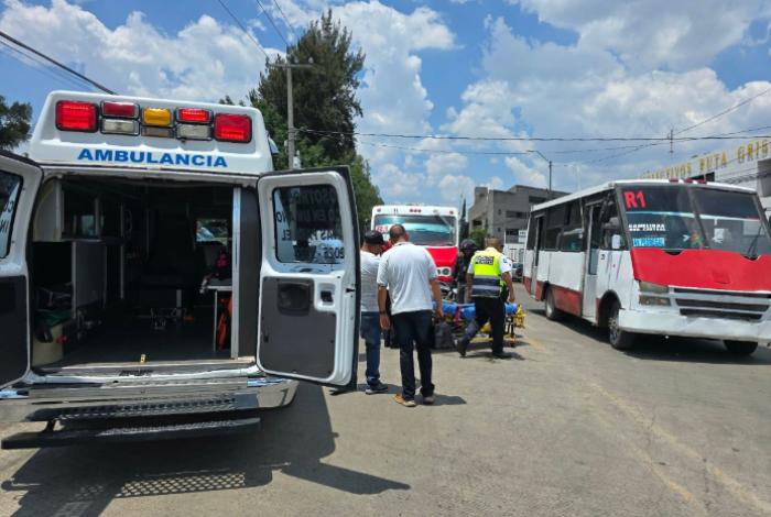 Choque entre camión y moto deja a mujer herida en avenida Siervo de la Nación, Morelia