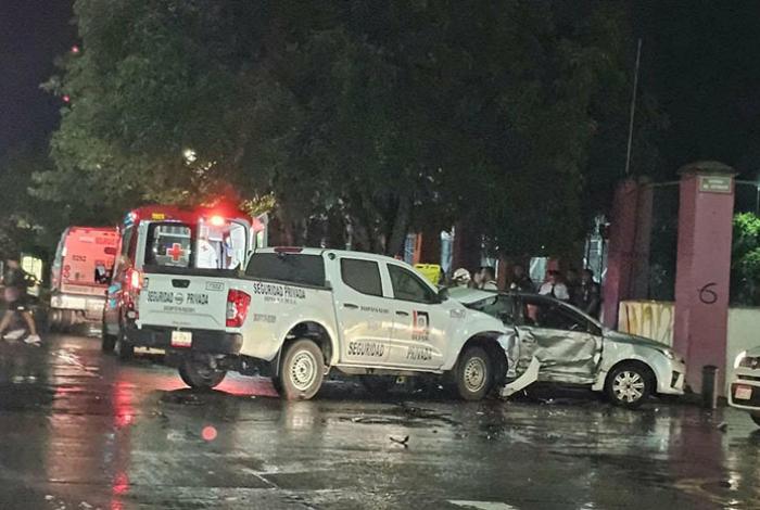 Choque entre camioneta de seguridad y auto deja dos lesionados en avenida Acueducto de Morelia