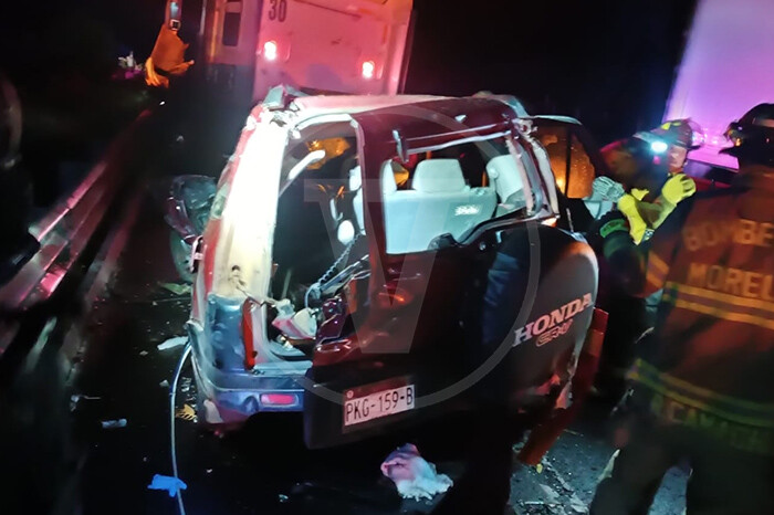  Choque entre camioneta y tráiler deja 2 muertas y varios heridos en la Pátzcuaro-Cuitzeo