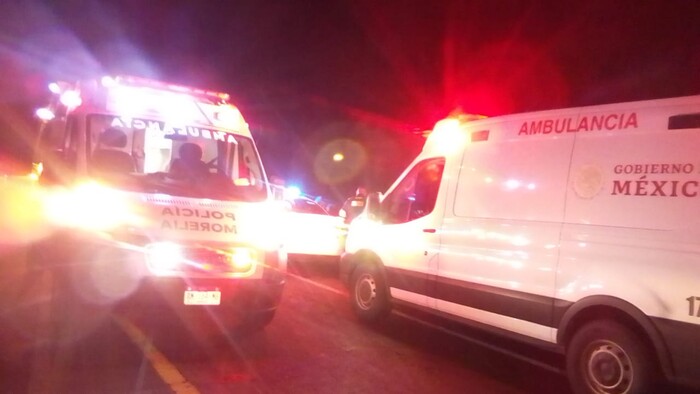 Choque entre camioneta y tráiler deja 2 muertas y varios heridos en la Pátzcuaro-Cuitzeo