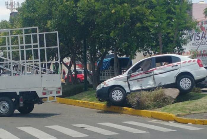 Choque entre camioneta y taxi deja un lesionado en la Chapultepec Sur, Morelia