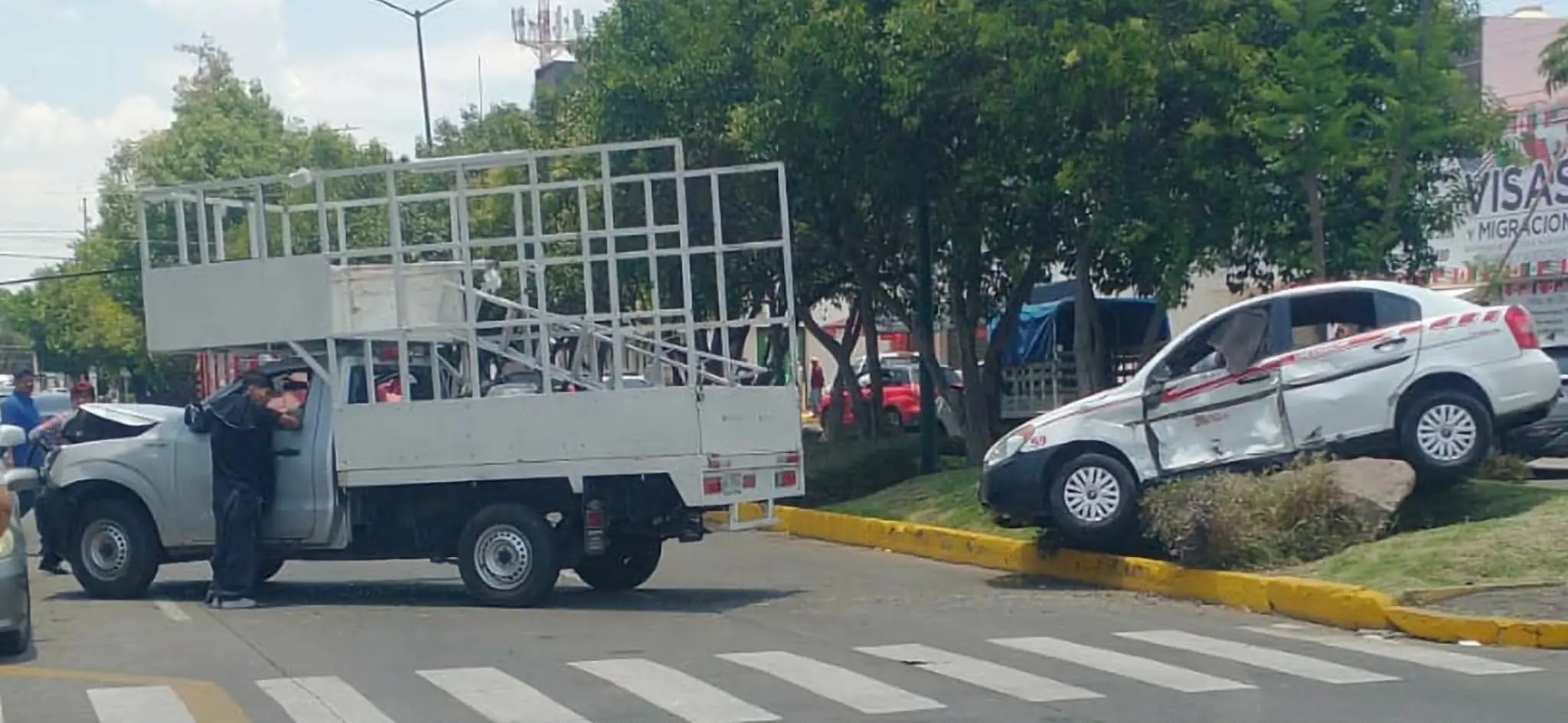 Choque entre camioneta y taxi deja un lesionado en la Chapultepec Sur, Morelia