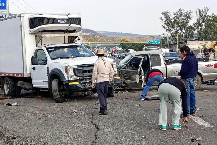 Choque entre camionetas en la Morelia – Tarímbaro deja a dos personas lesionadas y provoca caos vial