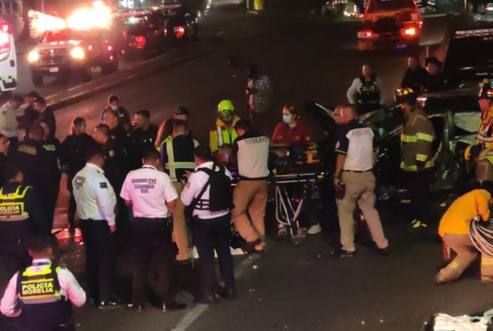 Choque entre combi Naranja y auto deja 5 heridos en el Libramiento de Morelia