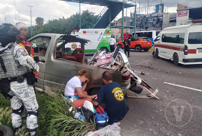 Choque entre combi y camioneta deja un lesionado frente a la TAM