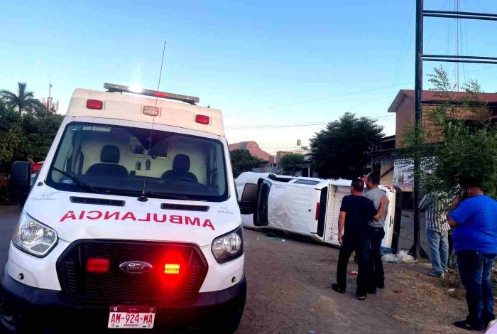 Choque entre dos camionetas deja tres personas lesionadas en Huetamo