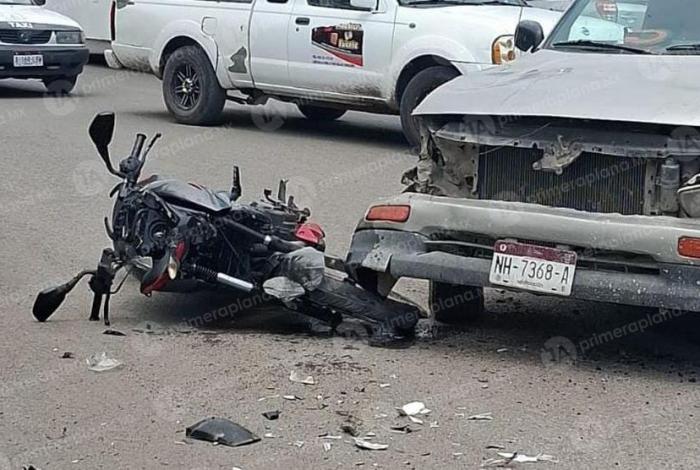 Choque entre moto y camioneta deja un joven herido, en Apatzingán
