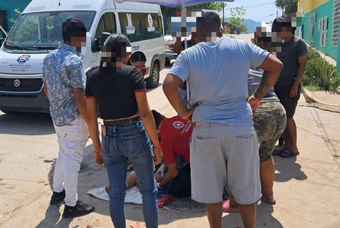 Choque entre moto y camioneta deja dos adolescentes heridos en Huetamo