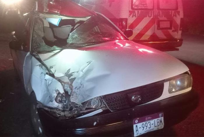 Choque entre taxi y retroexcavadora deja un herido en Huetamo