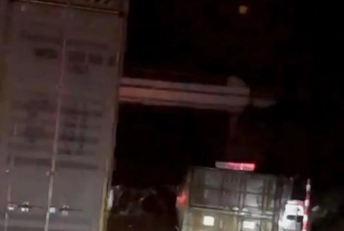 Choque entre tráiler volcado y auto en la Siglo XXI, cerca de Zirahuén, deja 3 heridos