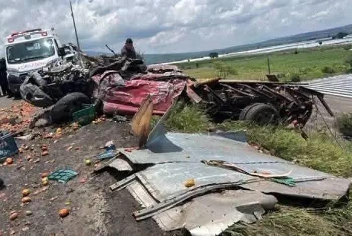 Choque entre tráiler y camioneta deja una persona a fallecida en Yurécuaro