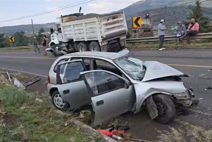 Choque frontal en la Morelia-Quiroga deja un conductor prensado