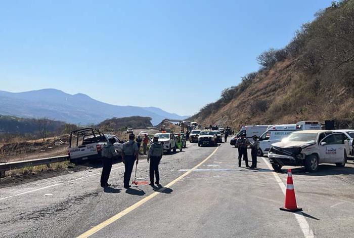 Choque frontal en la Siglo XXI deja cinco guardias civiles lesionados