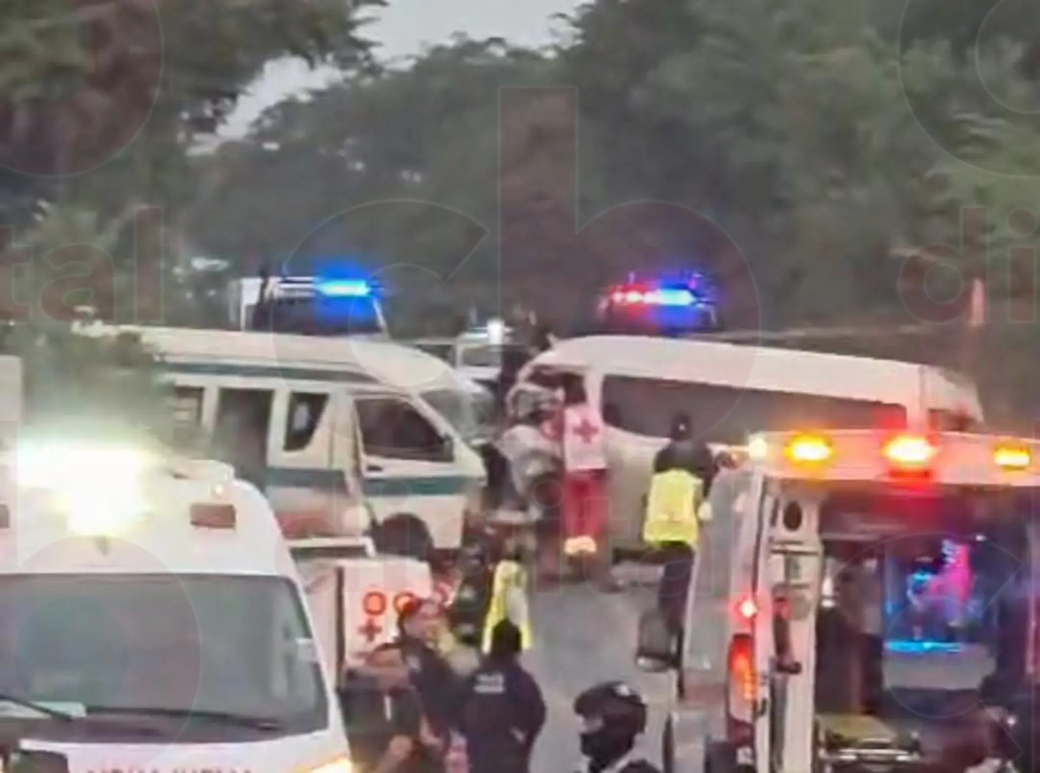 Choque frontal entre combis en Lázaro Cárdenas deja tres muertos y nueve heridos