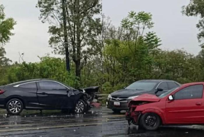 Choque frontal entre dos autos sobre la Morelia-Ciudad Salud deja dos lesionados