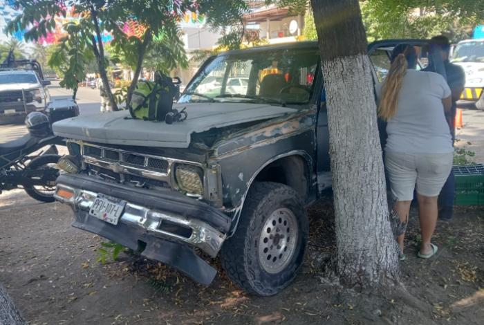 Choque por alcance deja dos lesionados leves en Apatzingán