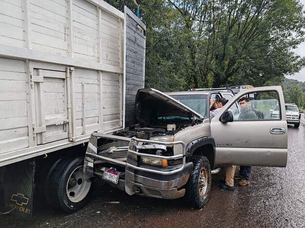 Choque por alcance deja un hombre prensado