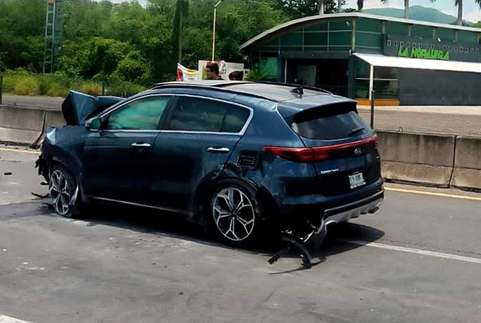 Choque por alcance en la carretera Cuatro Caminos-Apatzingán deja un herido
